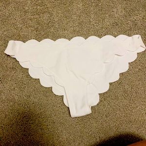 Marysia white scalloped bottom - M